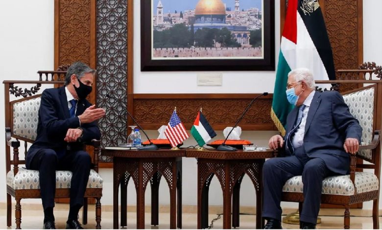 الرئيس الفلسطيني محمود عباس خلال لقاءه وزير الخارجية الأمريكي أنتوني بلينكن