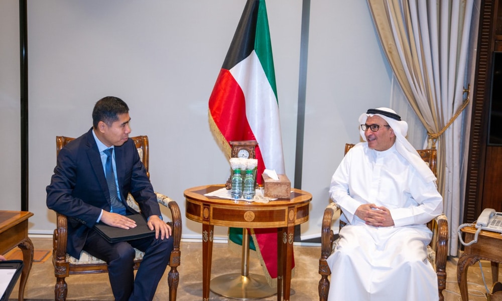 Embajador Mansour AlOtaibi se reúne con el Director del Departamento